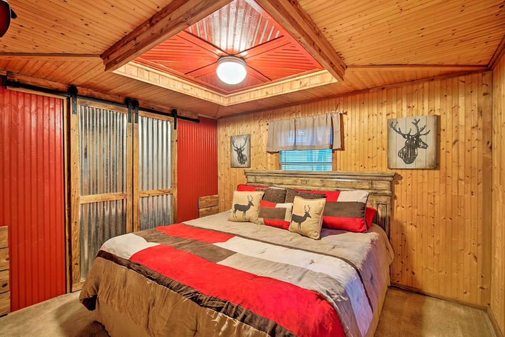 Relaxing Hochatown Cabin w/ Deck & Hot Tub! view 5