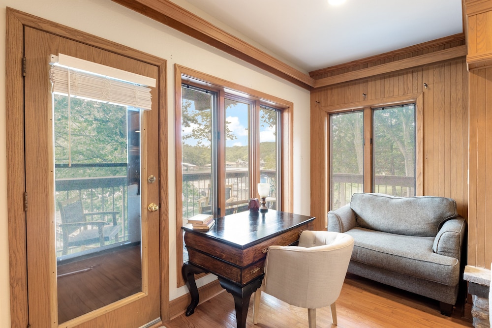 Stunning Lake Views, Pools, Wildlife, Pet-friendly