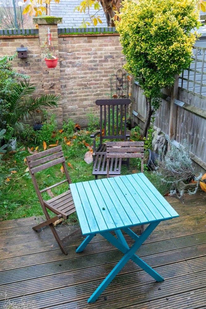 Charming 1BD Retreat With Garden Area, Greenwich!