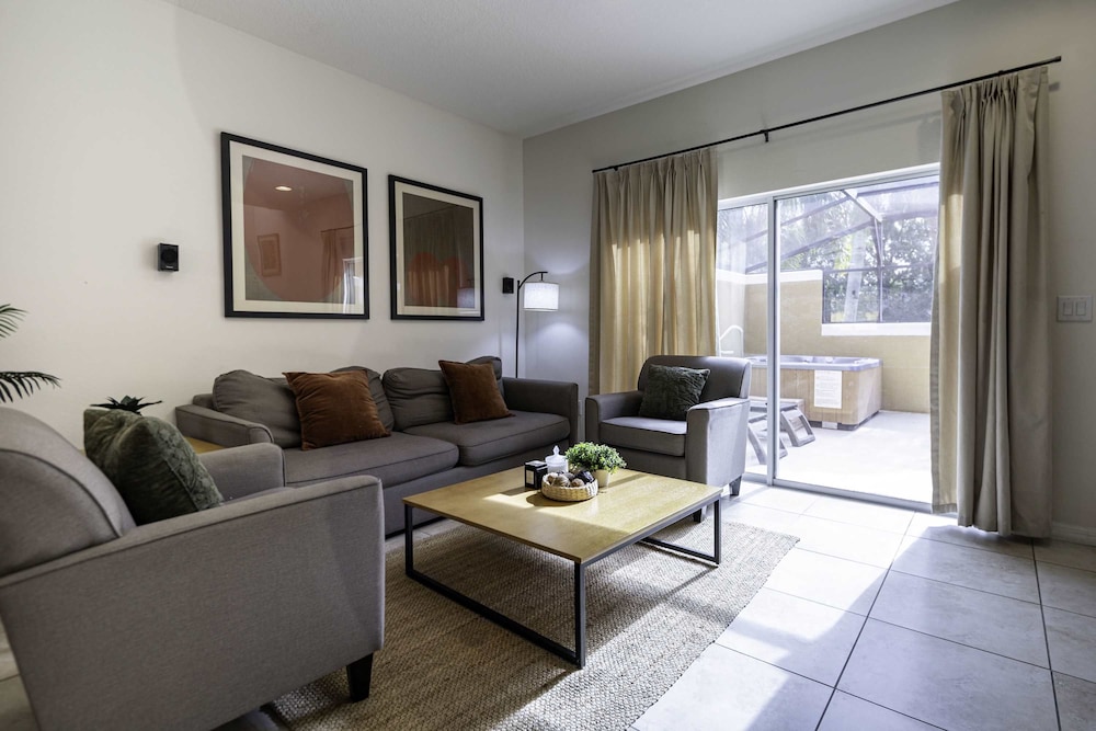 10 Min to Disney Cozy Townhome Jacuzzi