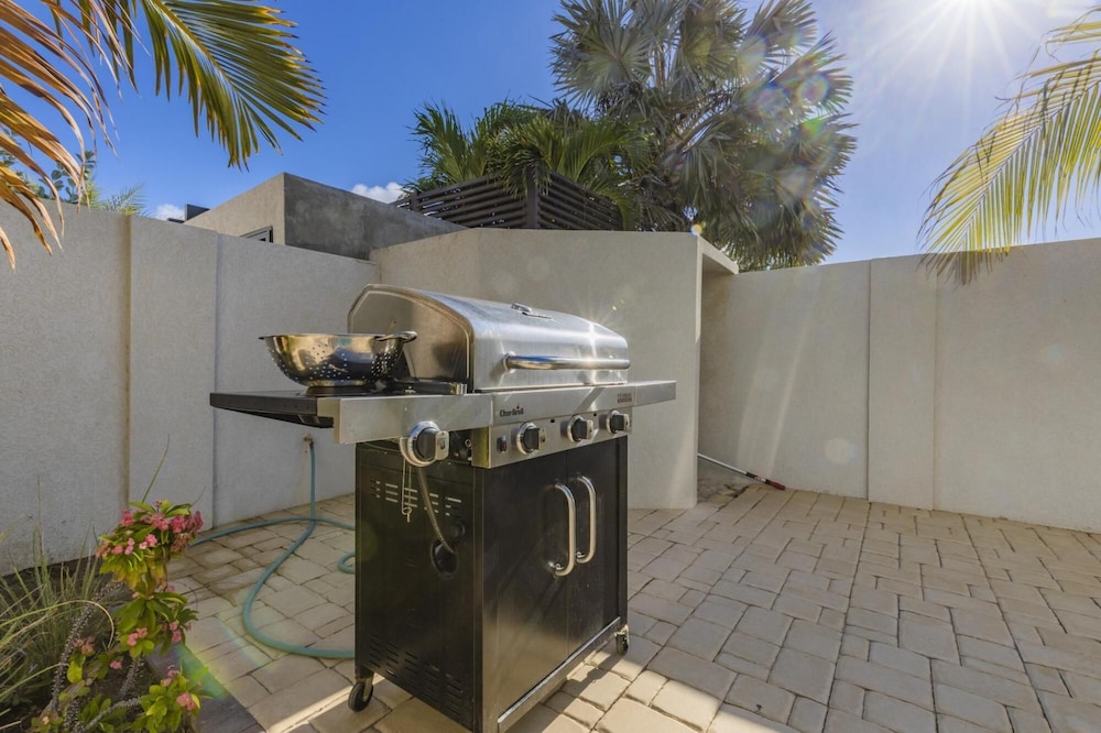 Brand NEW 4BR 5BA Villa w Privatepool Seaviews