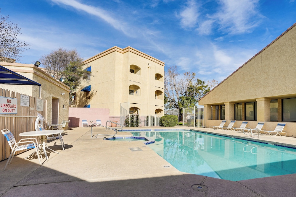 4 Mi to Surprise Stadium: Condo w/ Pool!