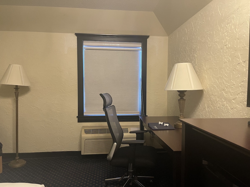 Bloomington Vacations - The Chateau Hotel and Conference Center - Property Image 34