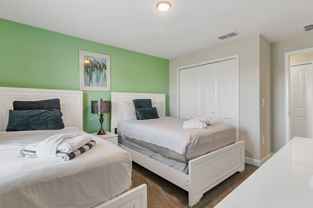 Amazing 4bdr w Pool Near Disney - 4914