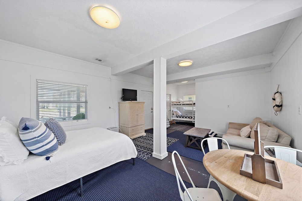 Coastal Cottage by Ryson Vacation Rentals