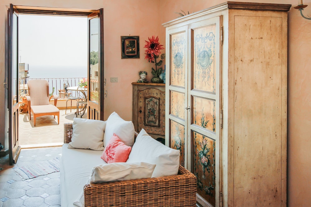 Corso Umberto en Taormina — balance & terrace