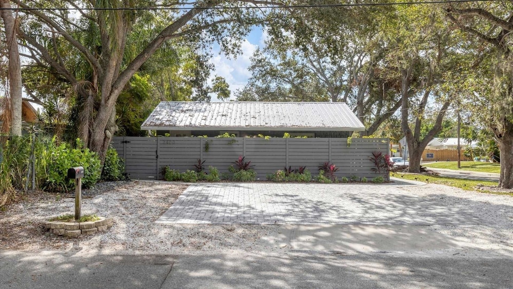 Downtown Sarasota Private Vacation Home - Minutes To Beaches, Beautiful Backyard, And Pet-friendly! 3 Bedroom Home