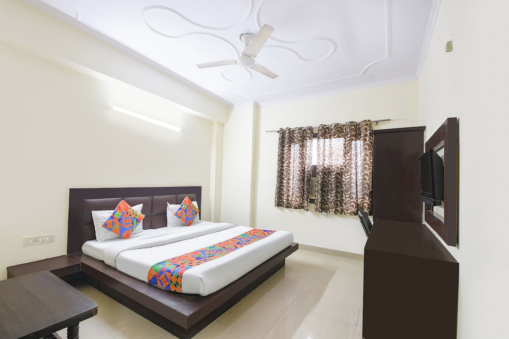 Fabhotel Aura Palace