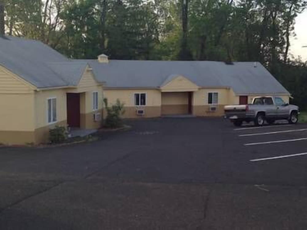 Colonial Village Motel