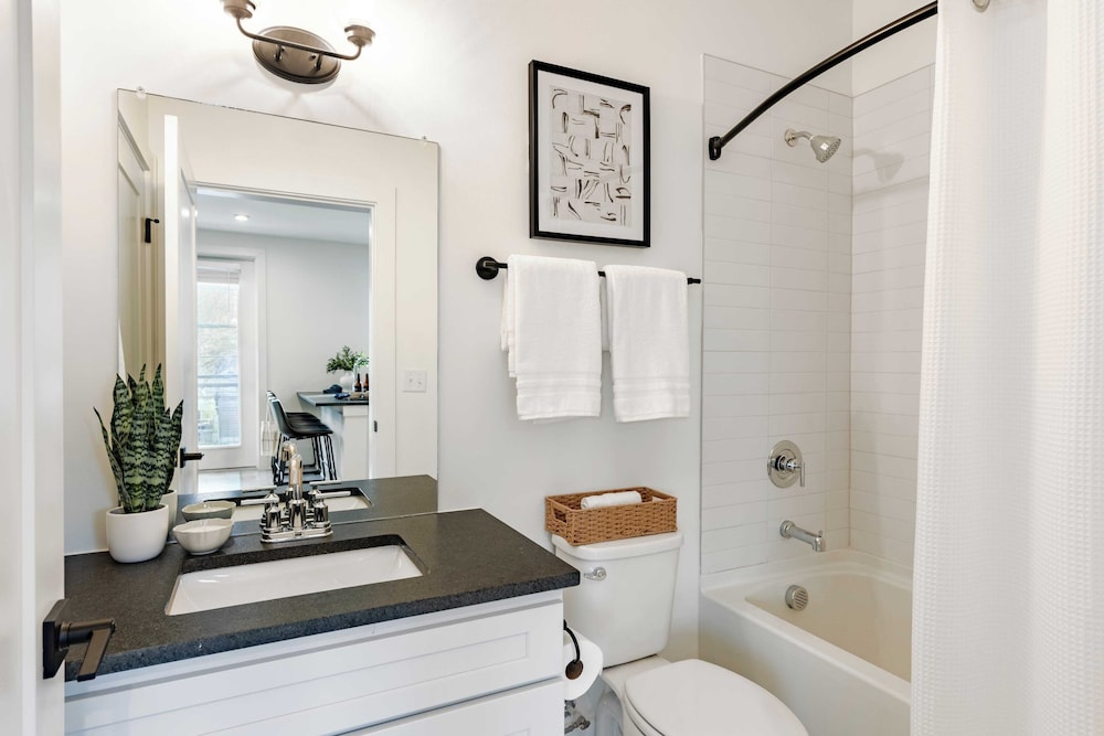 13 Modern Condos Near Downtown Nashville 26 Total Bedrooms, Sleeps 90 The Heights by Avantstay