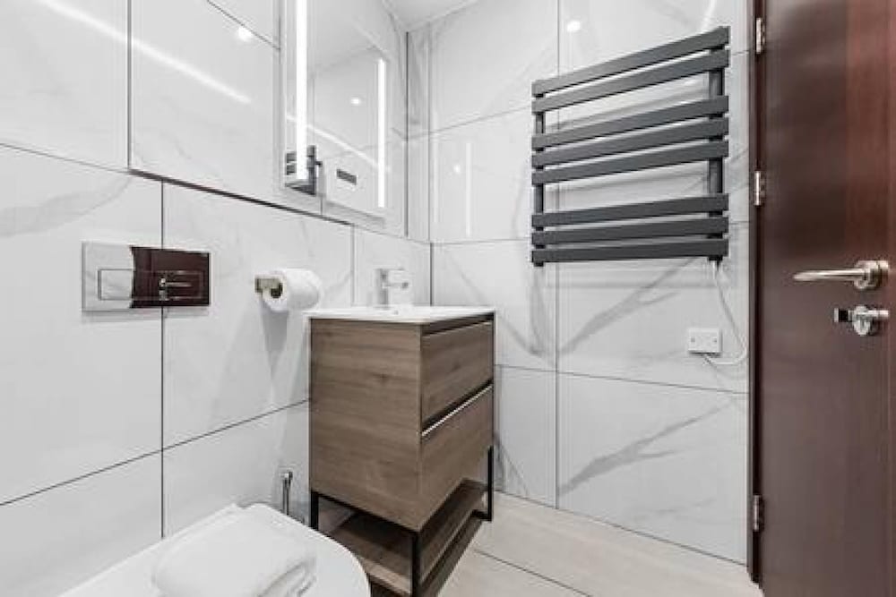 Modern Spacious Suite Sleeps 4 in Central London