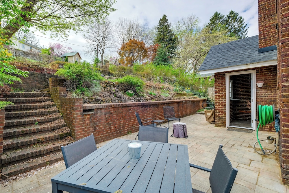 1 Mi to Dtwn Roanoke: Home w/ Yard & Mtn View!