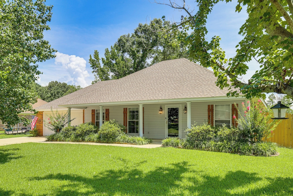 Updated Retreat w/ Outdoor Space in Flowood!
