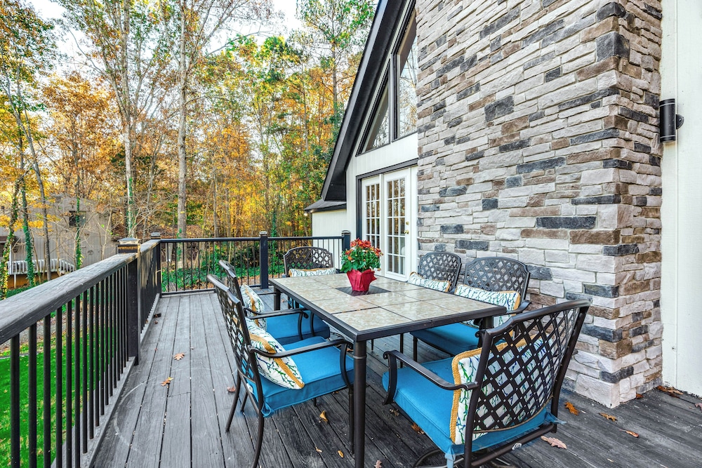 Dock & Hot Tub at High Rock Lake Retreat