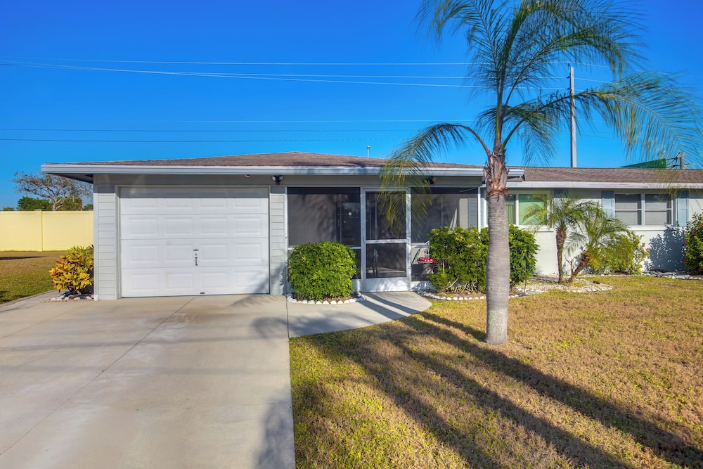 3 Mi to Beach! Sunny Englewood Retreat w/ Lanai