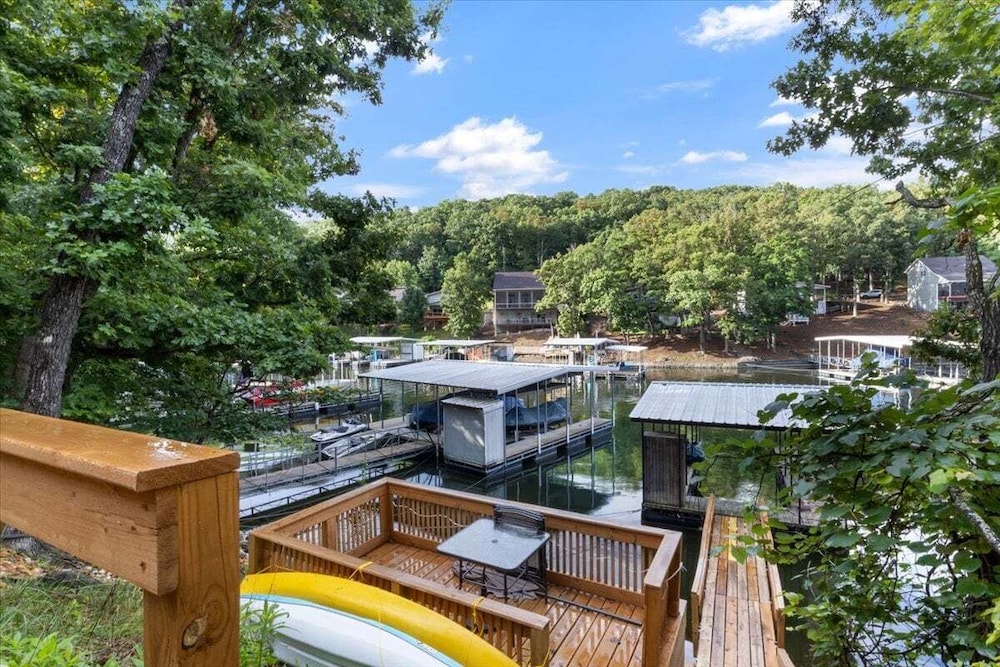 Lakefront Home, Private Dock + Kayaks,arcade Games, Pet Friendly