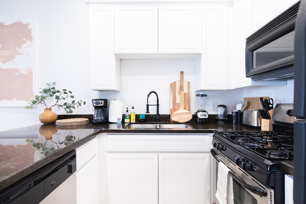 Designer 1 bed 5 min to Old Town Dogs Welcome