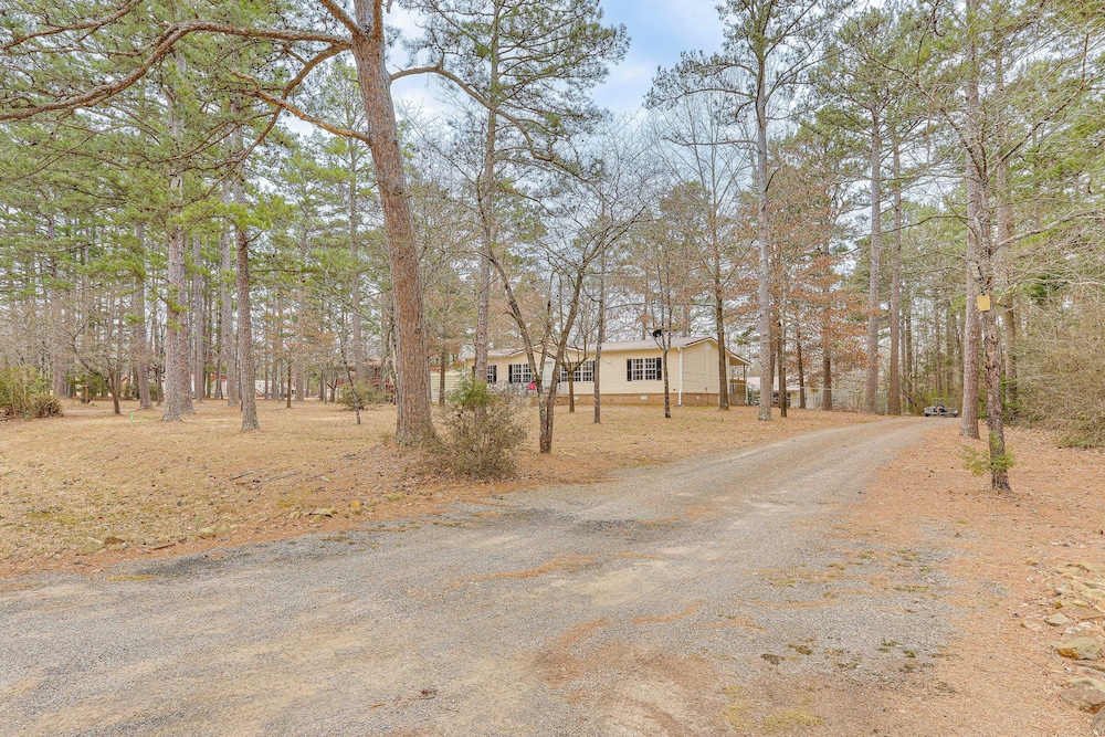 < 1 Mi to Greers Ferry Lake: Dog-friendly Home!