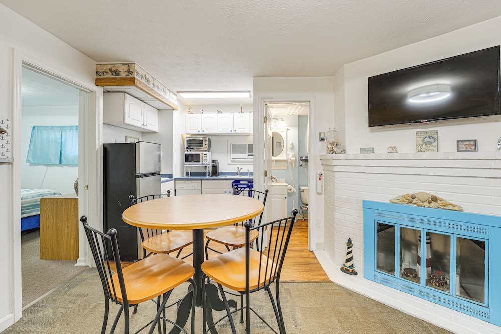 Walk to Ocean & Pier: Prime OOB Condo!