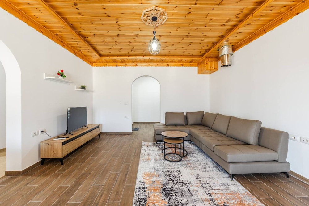 Hillside Apartment Gjirokast r 2