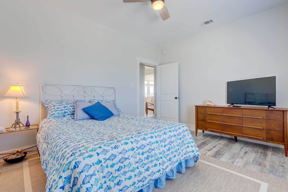 Bayfront Dauphin Island Home w/ Beach Access! view 4