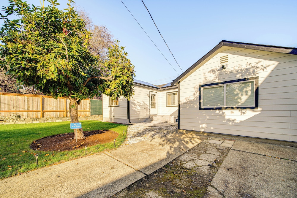 8 Mi to Downtown Seattle: Charming Home w/ Patio