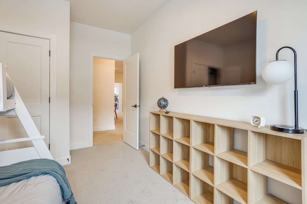 Hike & Ski: Townhome 8 Mi to Dtwn Ogden!
