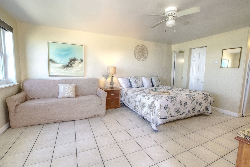 Daytona Shores Inn & Suites