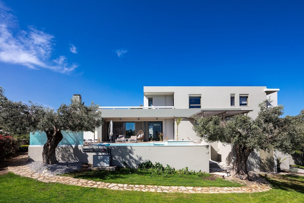 Rizes Villa With Jazuzzi Heated Pool view 5