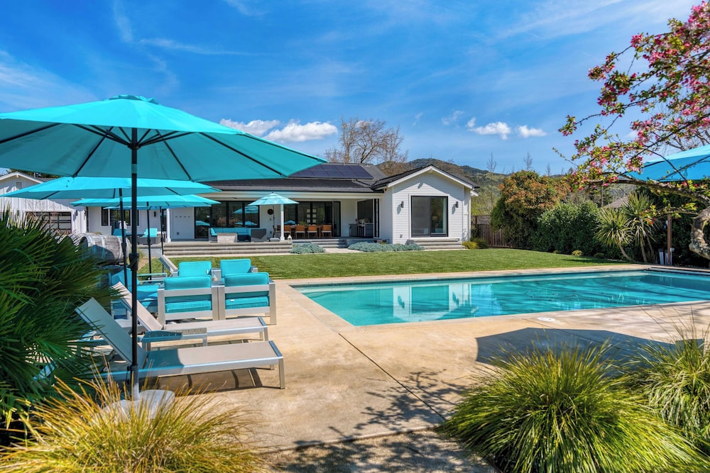 Luxe, Pool, Spa, Fire Pit, Game Room, Piano Sonoma Pool Retreat by Avantstay