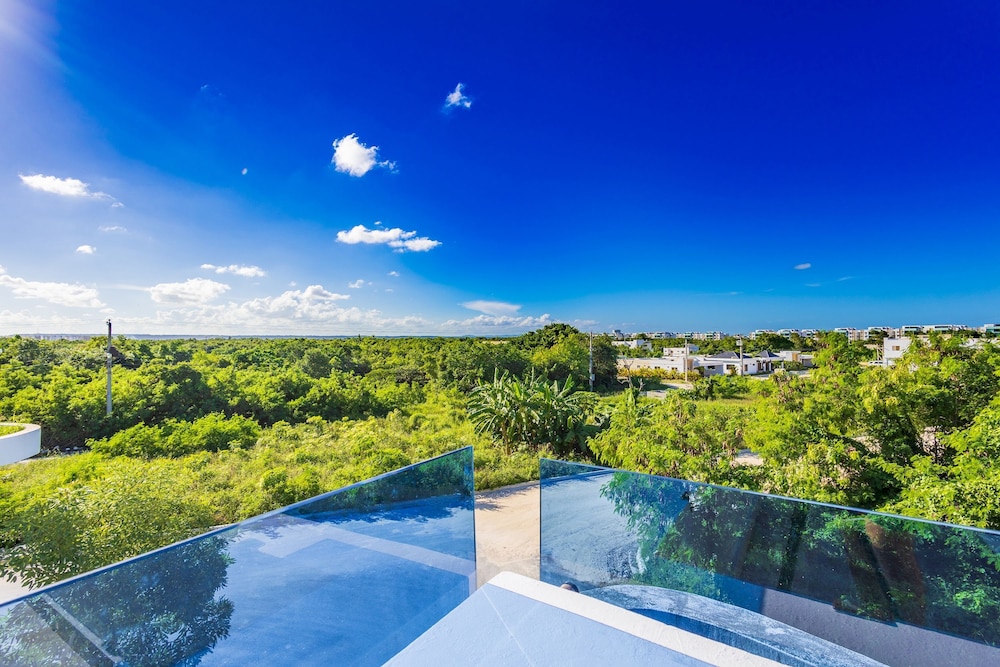 Relaxing 3-bedroom Villa With Pool Rooftop Jacuzzi in a Secluded Setting