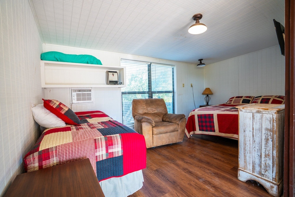 Frio Rivers Edge In The Heart Of Hill Country 3 Bedroom Cabin