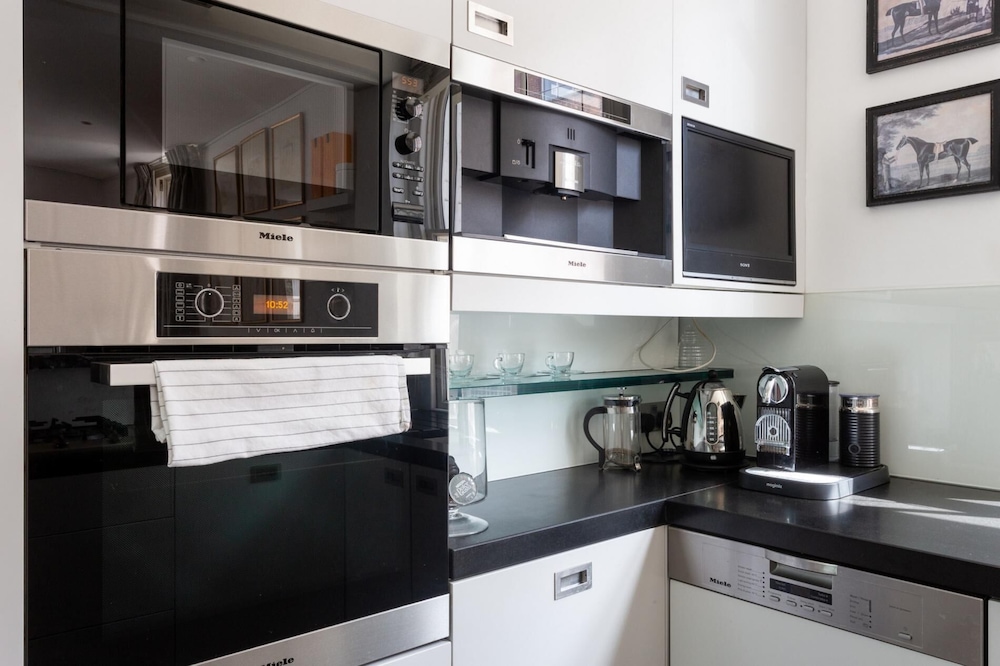 NEW Stunning 5BD Kensington House