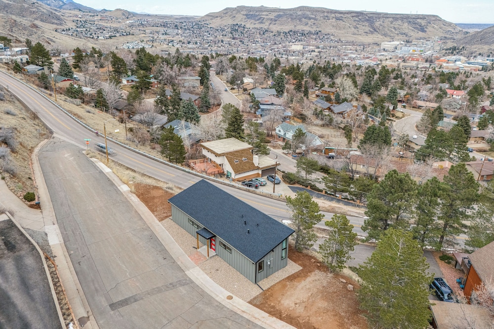 Walk to Trail: 'lookout Landing' Newly Built Home!