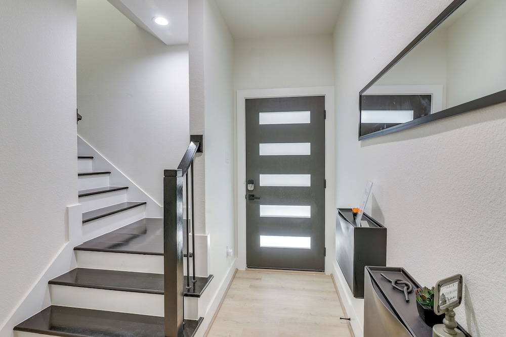 East Downtown Walkability! Modern Houston Townhome