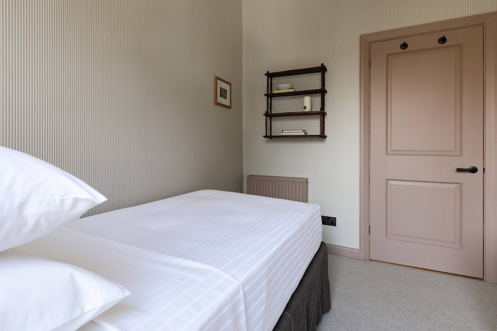 Ladbroke Grove XV by Onefinestay
