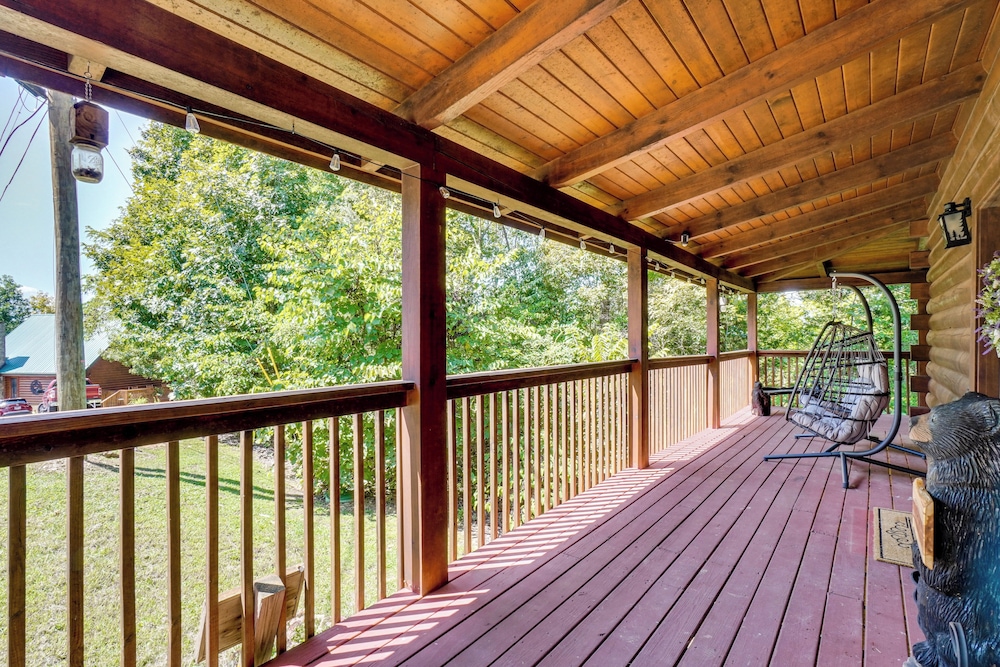Walk to Douglas Lake: Cabin w/ Private Hot Tub!