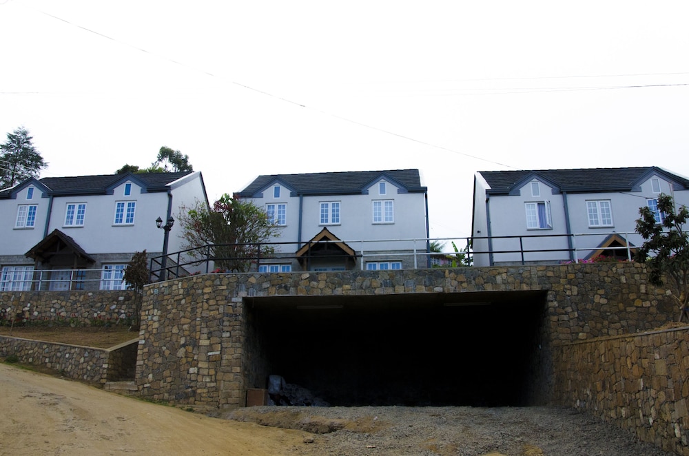 Lakeside Cottages