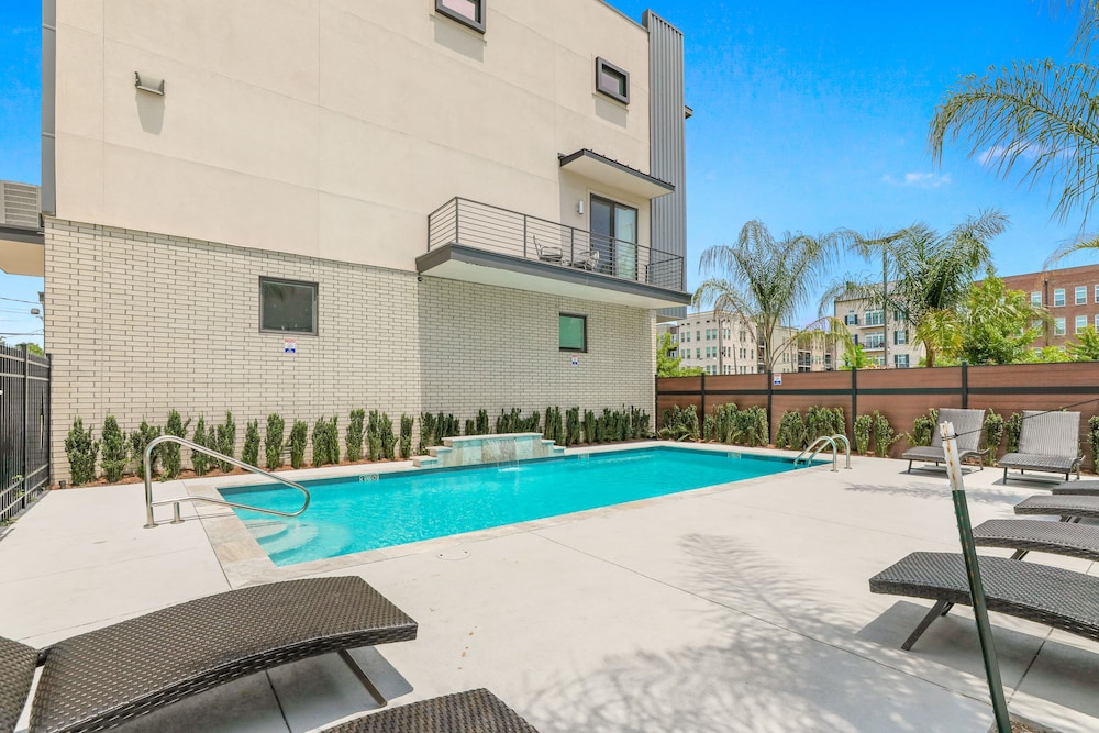 3 Level Brand New Townhouse in Mid City - Image 5