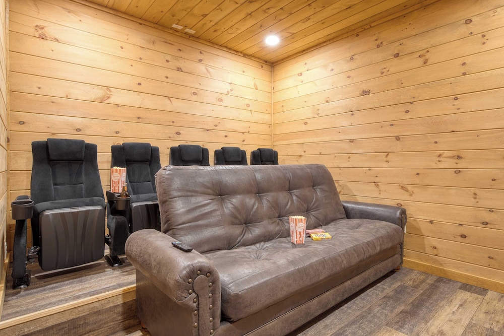 Lions Landing by Avantstay Sleeps 18 Hot Tub Game Room Views Near Pigeon Forge