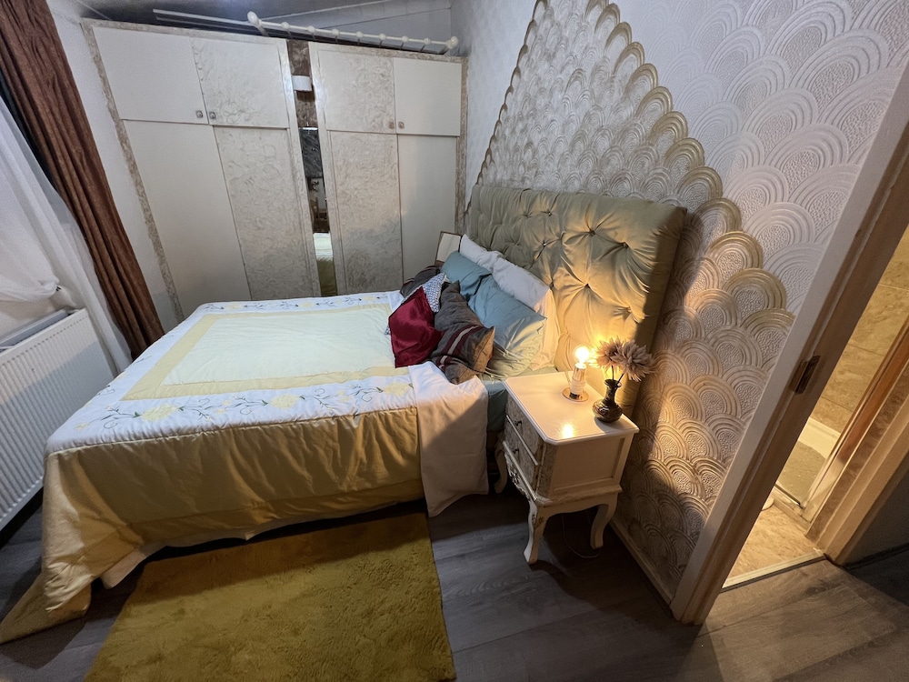 Stunning 3-bed House in Enfield, can Sleep 10 view 2