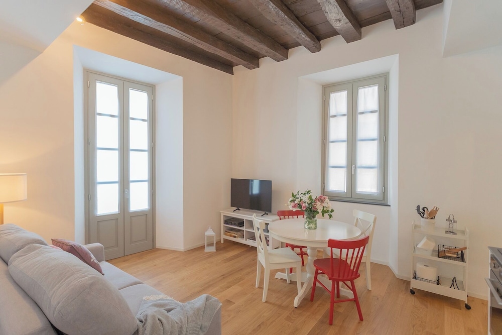 Independence Apartment With Balcony by Rent all Como