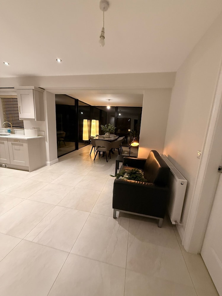 Modern Entire Home Retreat in Newry