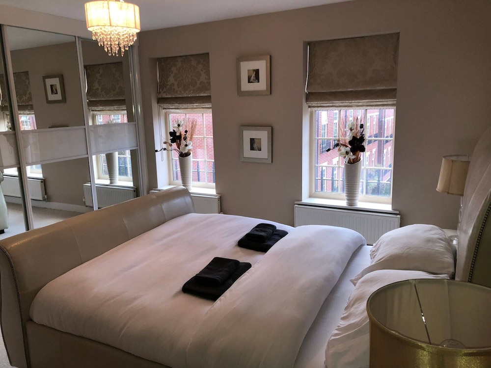 Room-cozy Sheffield Guest Room With Shar