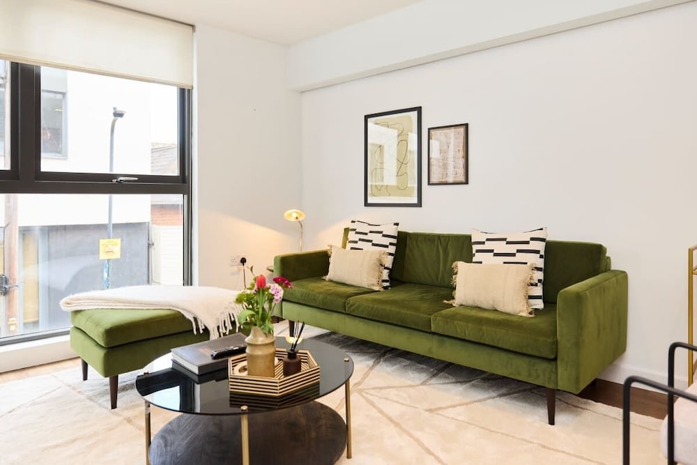 The Kensal Green Wonder - Bright 2bdr Flat With Balcony