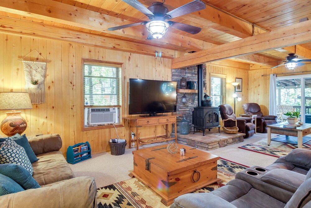 Hot Tub + Decks: Sherwood Forest Cabin