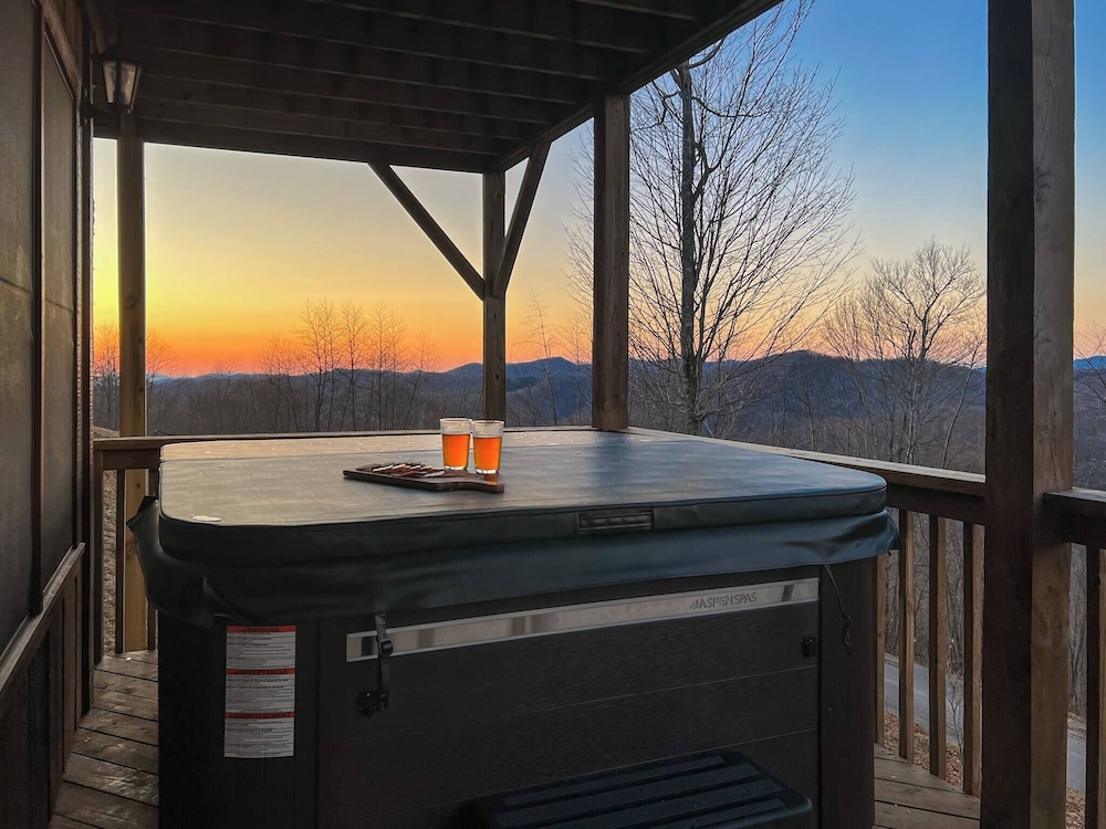 3 Kings 4 Bunks-sleeps 10-smart TV X6-parking out Front-full Kitchen-hot Tub