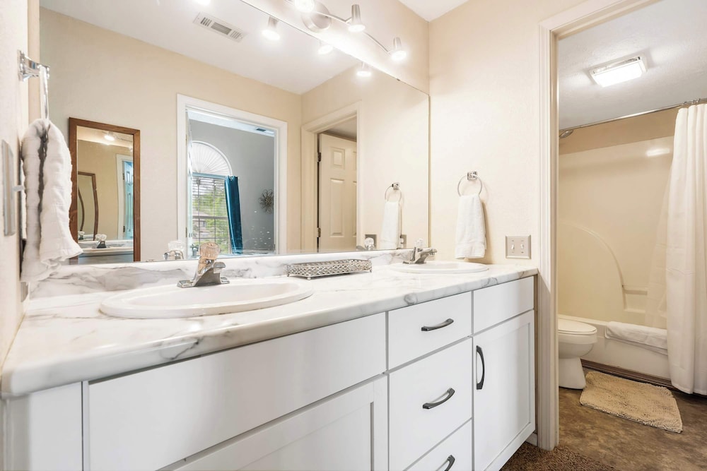 Warm Welcome Getaway Resort Stay for 6 With Amenities Near Downtown