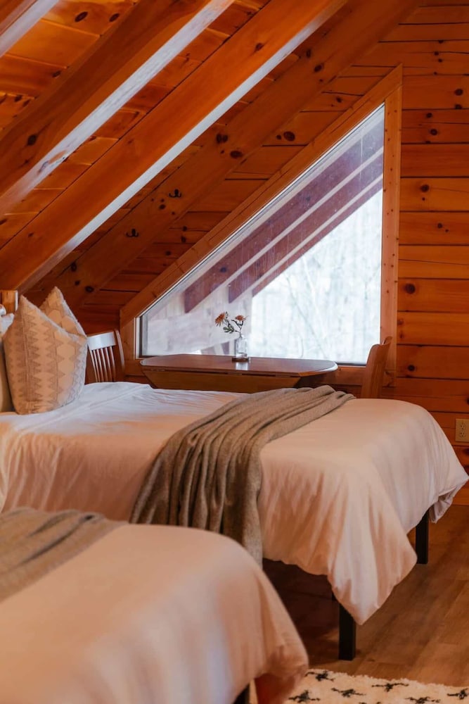 Sleeps 16! Luxury Cabin With Game Room & Hot Tub