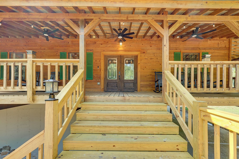 Creek Access, Games: Family-friendly Royal Retreat